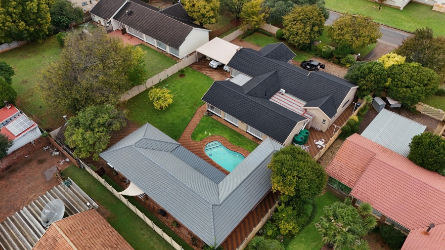 6 Bedroom Property for Sale in Flamwood North West